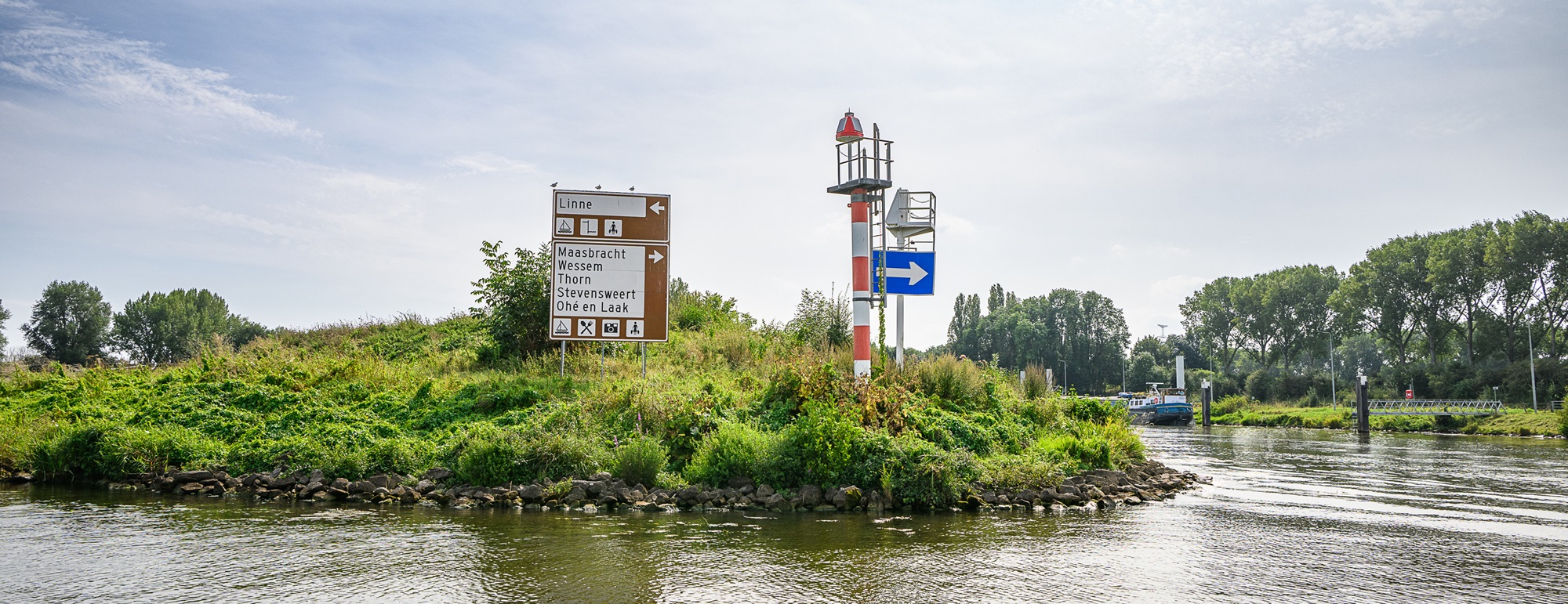 Verkeersbord voor vaarverkeer bij Linne, als onderdeel van de vaarinformatie op de Maas in Limburg.