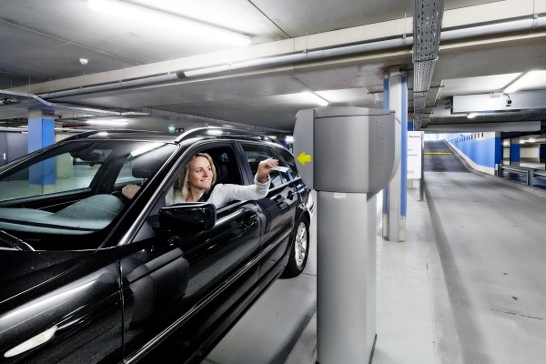 Vrouw rijdt de parkeergarage in op weg naar een zakelijke bijeenkomst