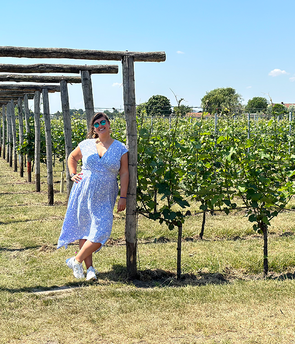 Tammie staat bij de zorgwijngaard Vinea Cura