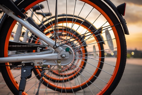 Die Leihfahrräder werden im Fahrradverleih in Hart van Limburg aufbewahrt.