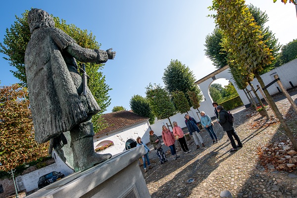 Gids begeleidt een groep en vertelt alles over de geschiedenis van Thorn