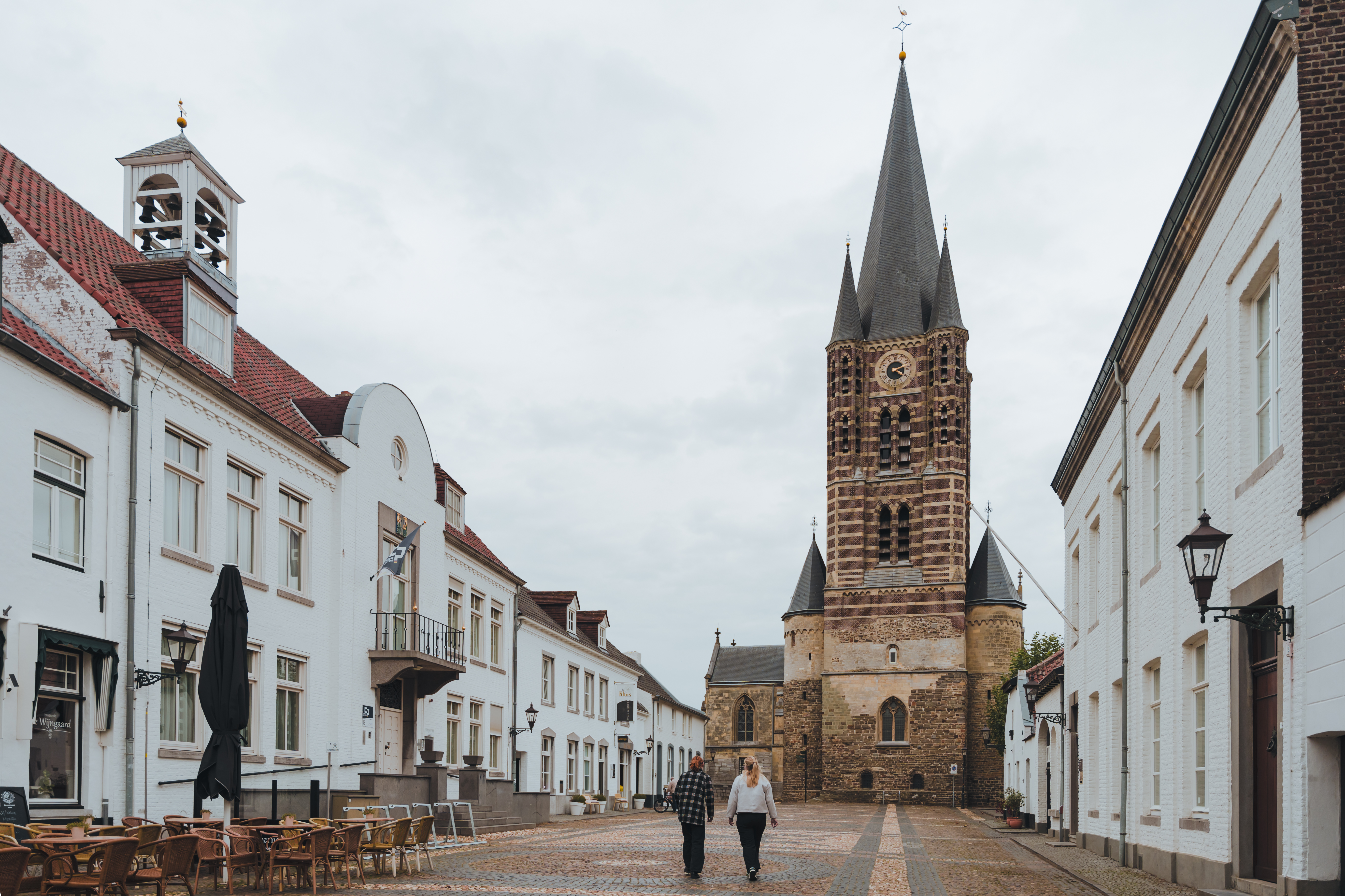 2 vrouwen lopen door Thorn tijdens het Wandelarrangement