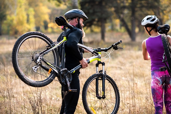 Mountainbiker hat sich sein Mountainbike geschnappt und fährt durch die Landschaft
