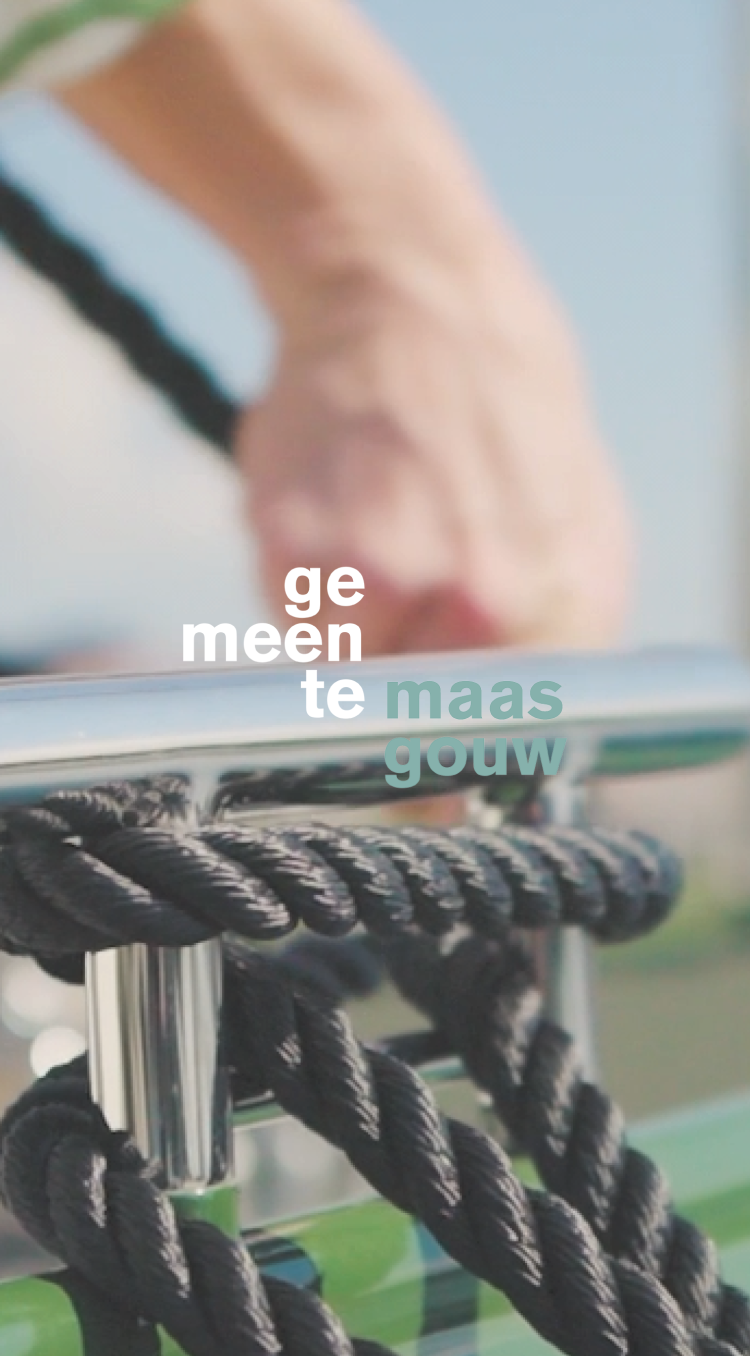 Vrouwelijke hand legt een touw om een zilveren handvat van een boot om aan te meren.